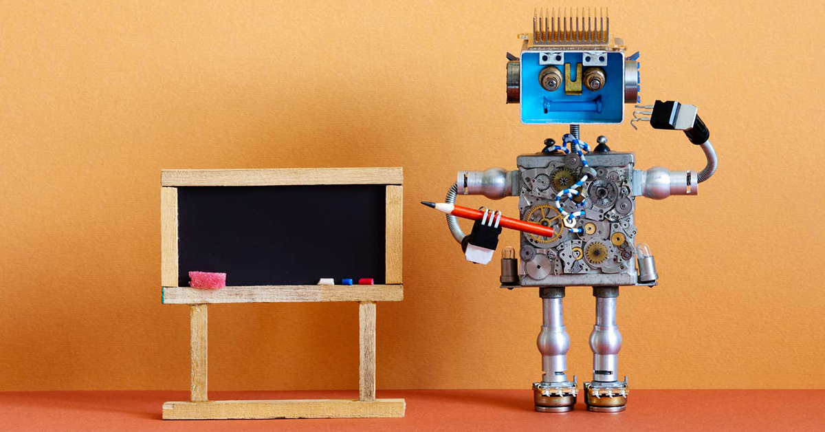 Tecnologia. No centro da imagem há um mini quadro com giz e esponja, ao lado um pequeno robô segurando um lápis.