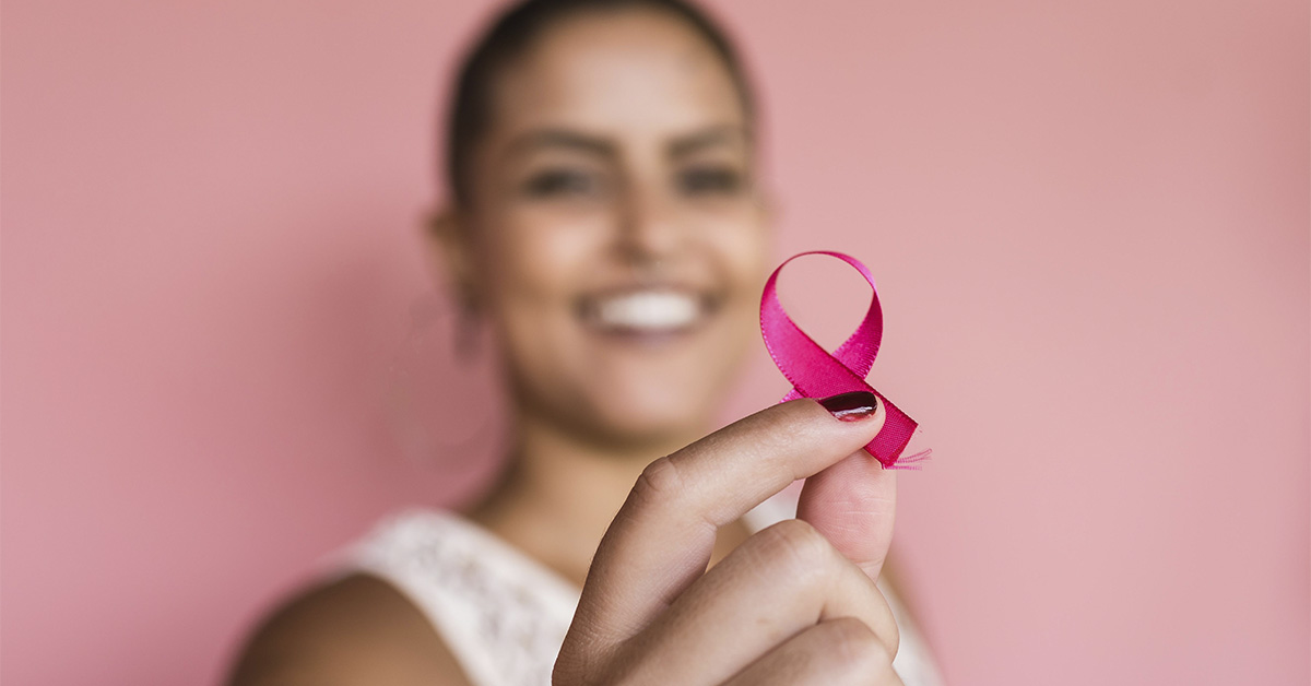 Outubro rosa: mulher negra segurando fita rosa.