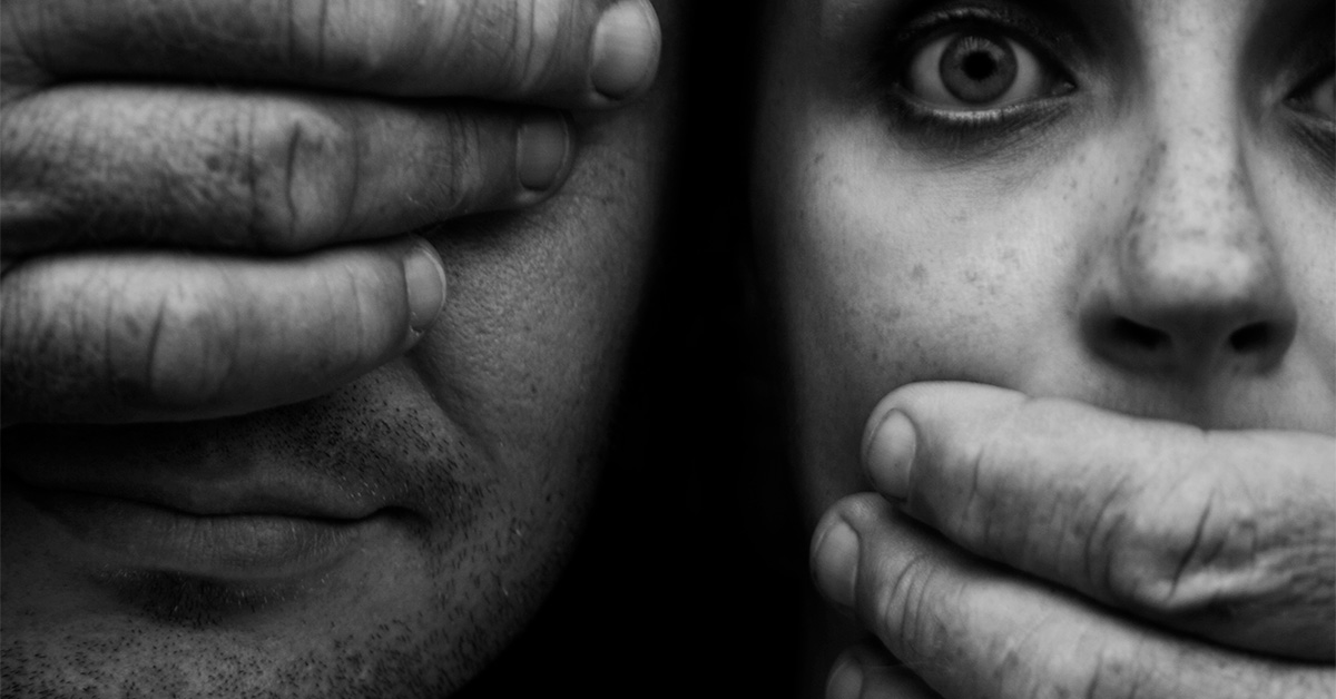 Imagem em preto e branco, mulher com a boca tampada e um homem com olhos tampados.